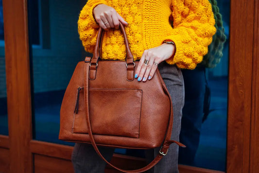 Sac à main cuir tenu par une main